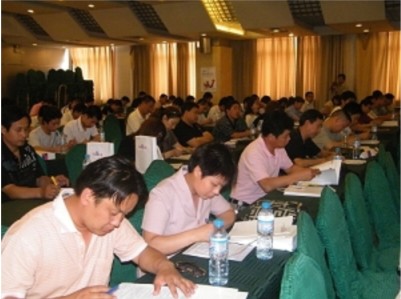 20090619172233客戶認(rèn)真聆聽，并用筆記載著這精彩的內(nèi)容 2